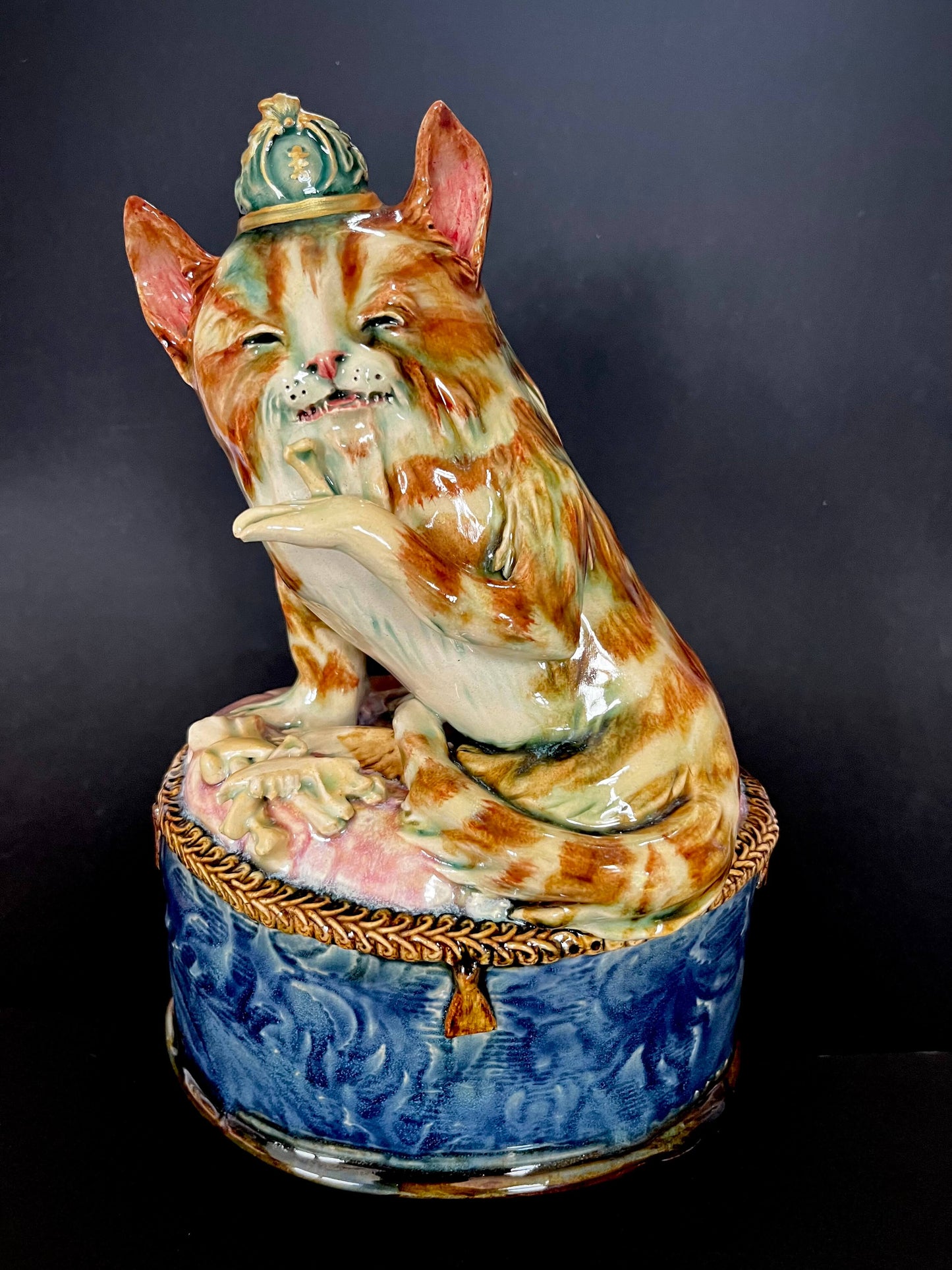 Debra Powell’s orange tabby cat makes sure you know how he feels in this one-off sculpture